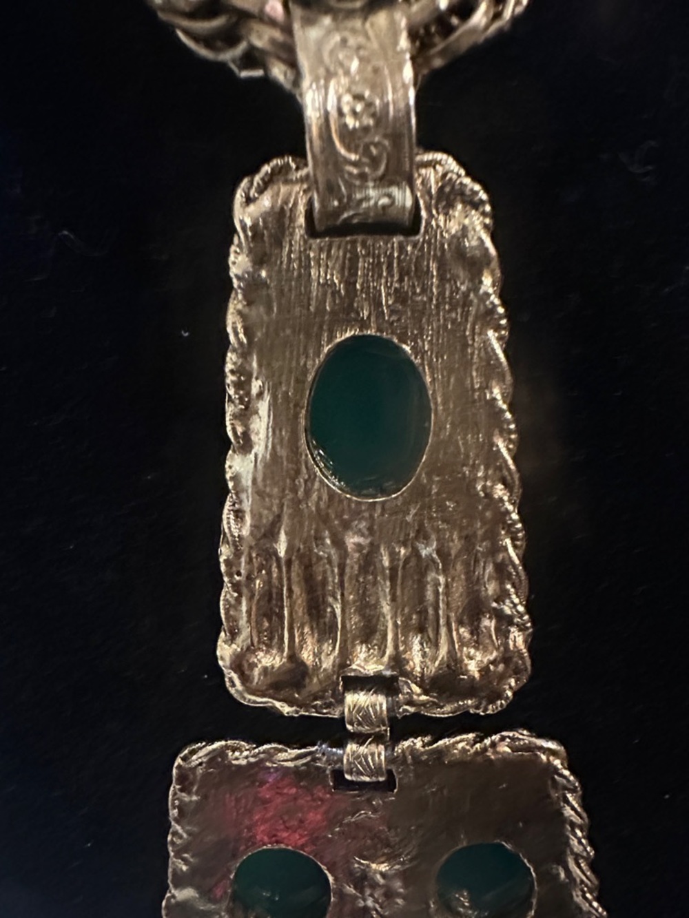 Elegant Vintage Gold Necklace with Green cabochons - Picture 5 of 10